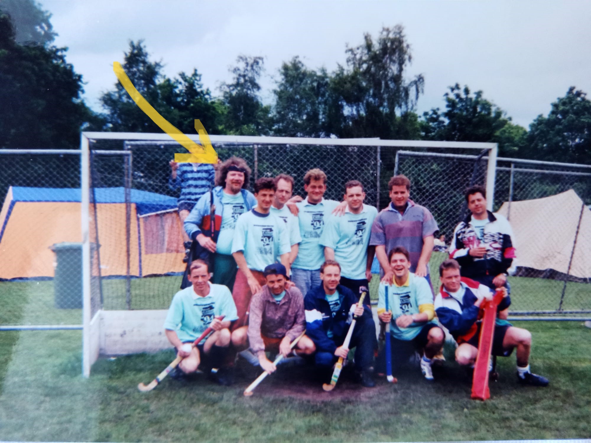 Team Tempo, met Gideon links op de achterste rij, tegen de achtergrond van het kampement, zoals we dat noemden. Het moet op een eerste toernooidag zijn geweest: de jongens nog fris en het kampement nog claen. Links staat al een kliko klaar voor ............. jawel, de klikorace natuurlijk. 